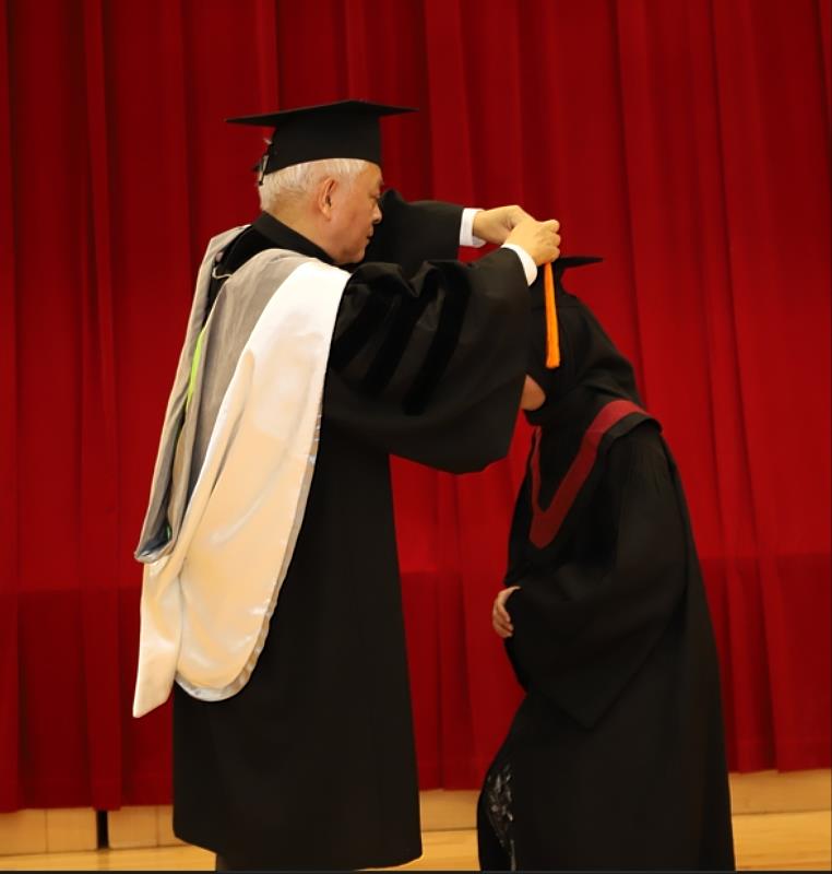 勤益陳坤盛校長為印尼畢業生撥穗。