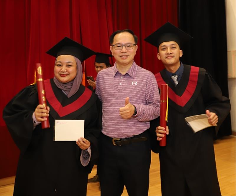 冷凍系畢業生與駱文傑教授合影。