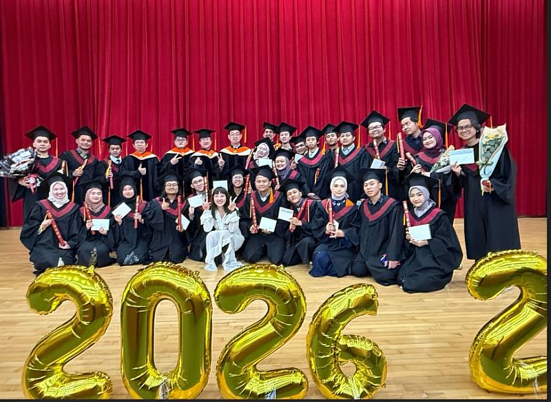 印尼冷凍2+i專班全體畢業學生與教授們合影。