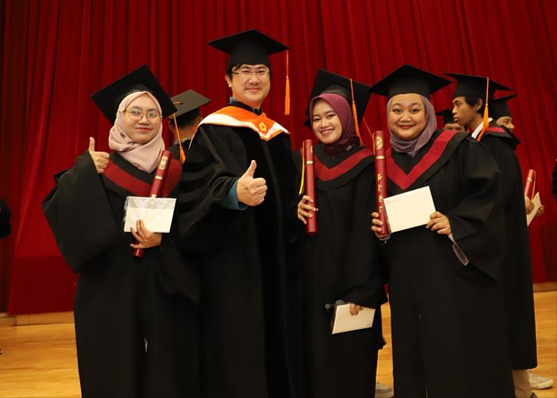 冷凍系畢業生與冷凍系主任許智能教授（左2）合影。