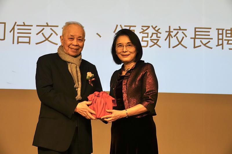實踐大學董事長謝孟雄將校務印信交接予洪久賢校長，象徵傳承與責任延續。