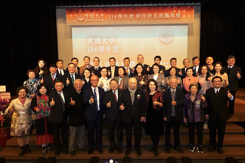 與會貴賓包含高中職及大學校長，並與產、官、學界專家學者及校友代表合影留念。