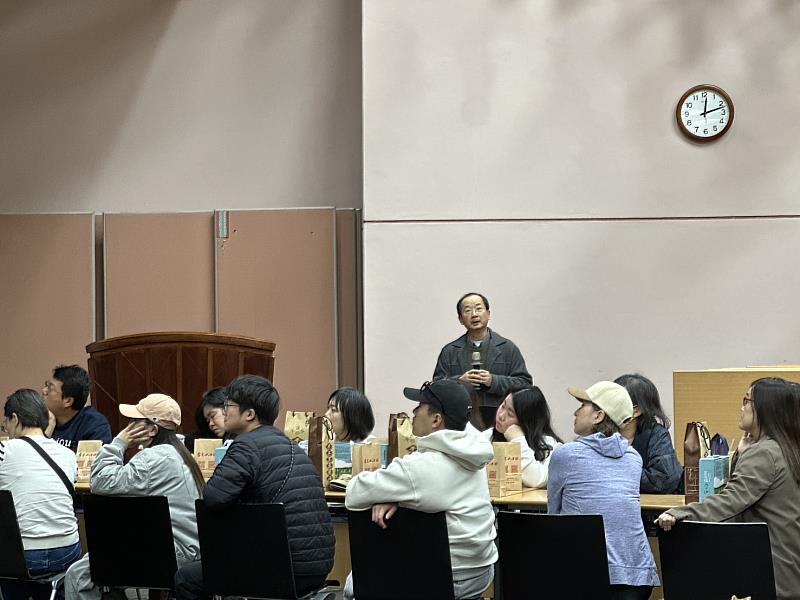 宜蘭縣景觀總顧問王光宇與同仁分享規劃案例。