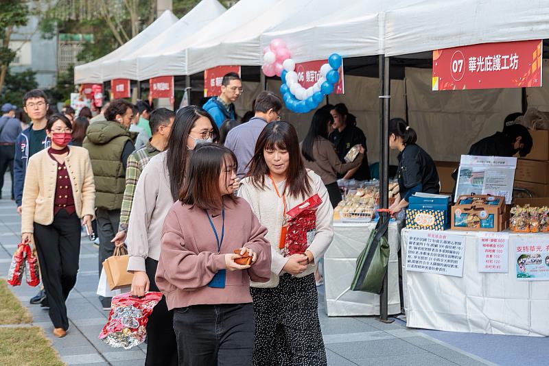 凱基金控迎春公益市集現場販售多樣年節商品與特色伴手禮，邀請民眾一邊辦年貨，一邊做公益。