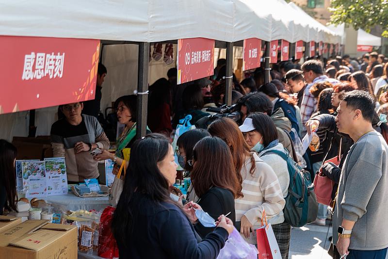 凱基金控迎春公益市集現場販售多樣年節商品與特色伴手禮，邀請民眾一邊辦年貨，一邊做公益。
