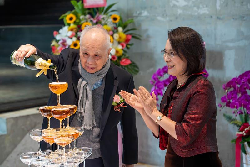 隨後舉行溫馨茶敘交流，並以倒香檳塔 （氣泡水）儀式共同慶賀。