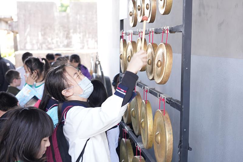 宜蘭國小學童體驗音階鑼。