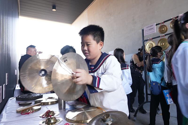 宜蘭國小學童體驗銅鑼敲擊樂趣。