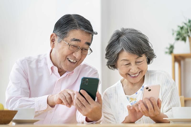 南山人壽2026年服務再升級，在神隊友保單「南山人壽幸福憶百健康終身保險（DMA）」中首攜手3大健康神隊友延伸服務，包含聽力與睡眠檢測、失智預防遊戲、失智照護課程，協助強化國人失智防護網。