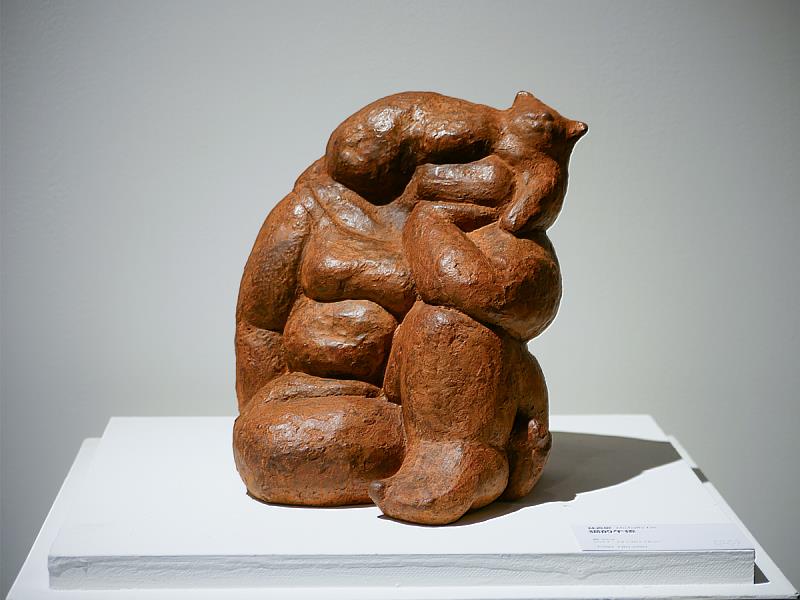 林嘉妮老師在影片中分享，一次貓咪跳上雕塑頭上的趣事，成為她特別珍惜的創作靈感。她將這個溫柔又可愛的畫面記錄下來，發展成一系列作品，也成為她心中最喜歡的創作之一。