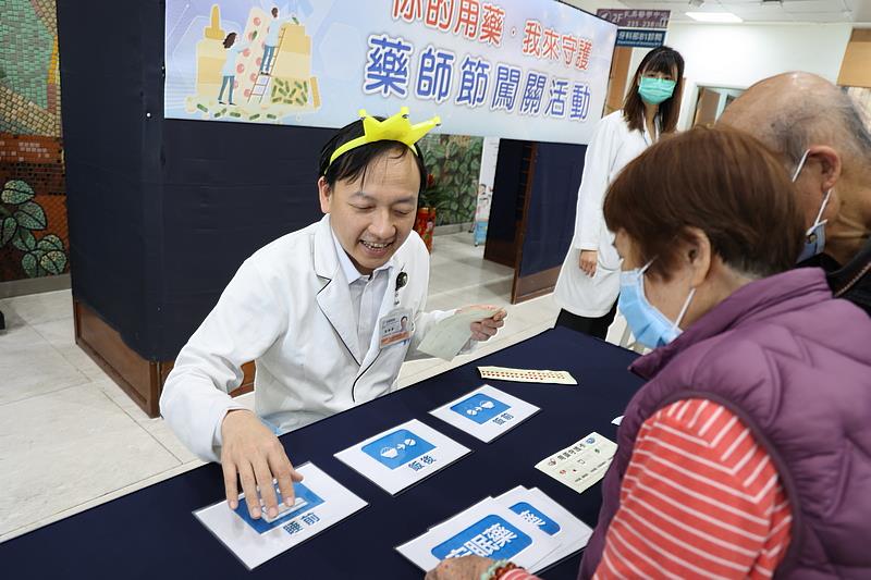 藥劑科主任張維舜擔任第2關關主,用藥時間是基礎又重藥,掌握正確時間用藥,才能達到藥效。(攝影/吳宛霖)