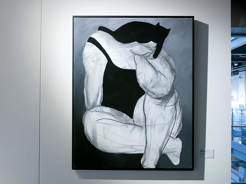 《胖女人》系列平面作品是林嘉妮老師從生活中捕捉的身體狀態，後來轉化為立體雕塑。線條與姿態不追求完整敘事，而是保留一個停留的瞬間，讓情感自然地延伸到不同媒材之中。