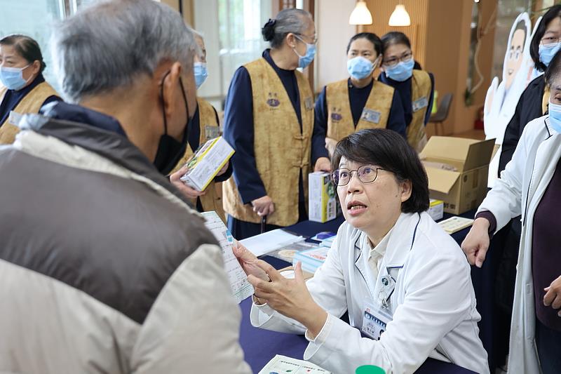 臨床藥學科主任陳怡珊為民眾一一解答不同健康食品與藥物可能產生的交互作用,用藥一定要注意。