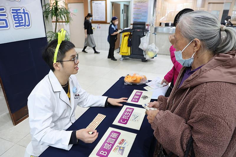 吳善傑藥師當第一關「你的藥,傷腎嗎?」的關主,在民眾闖關時破除民眾迷思,並讓民眾了解哪些常見藥物可能會傷腎。(攝影/吳宛霖)