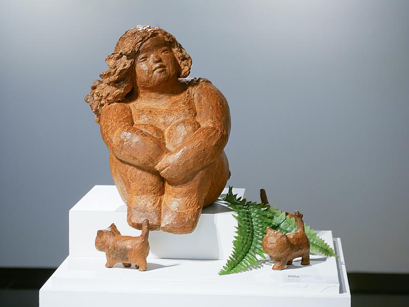 林嘉妮老師提到，她的創作始終是在「創作自己」。作品中安靜坐著的身形，就像她平時與貓咪相處的狀態，不打擾、不催促，只是在身旁，帶來溫柔而療癒的陪伴。