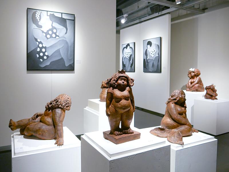 《貓的妮喃》展場一隅，雕塑與平面作品交織出靜謐的節奏，邀請觀眾放慢腳步，在光點藝術中心感受藝術與生活之間，細膩而安定的連結。