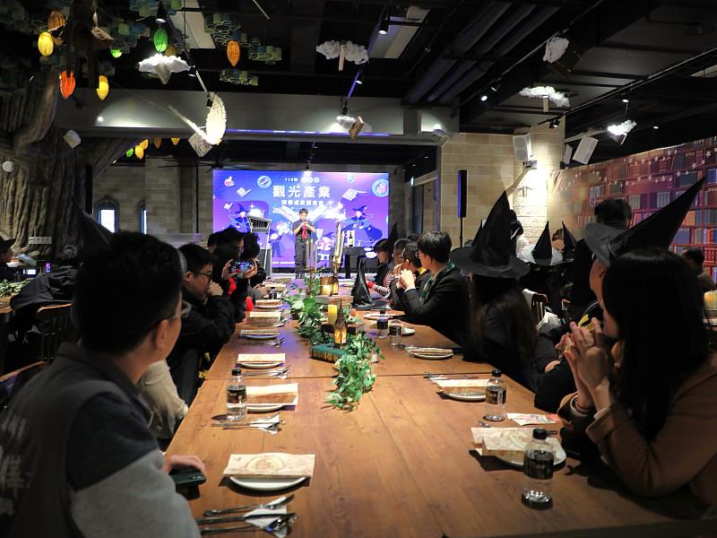 翁章梁化身「哈利翁帥」 以魔法助推觀光產業發展