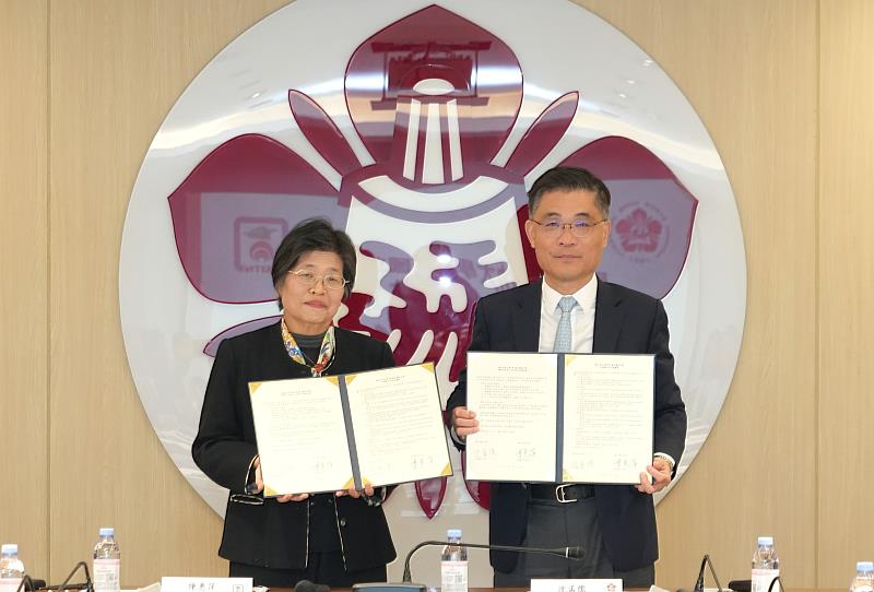 成功大學沈孟儒校長（右）與臺南大學陳惠萍校長（左）簽署「學術交流與人才培育合作」協議。