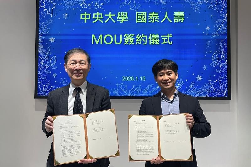 中央大學綦振瀛副校長（左）與國泰人壽吳明憲副總經理（右）共同締約合作。