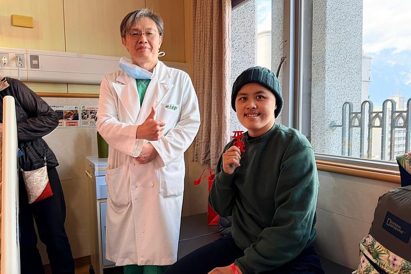 為了慶祝盧副站長重生，花蓮慈濟醫院院方今日特別準備了一份貼心禮物－掛有鈴鐺的平安吊飾，象徵著「平安來鈴（臨）」，祝福盧副站長與家人在未來的日子裡都能平安順遂。