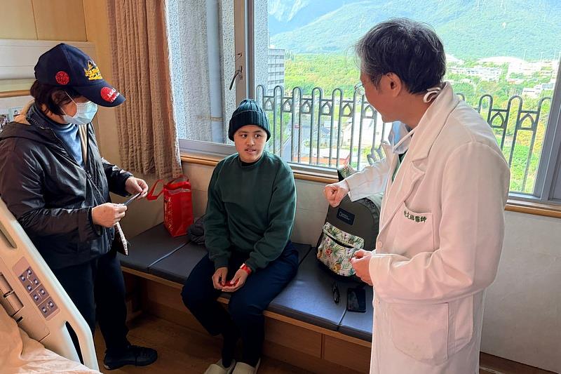 骨科部醫師姚定國於盧姓副站長出院前特地前往病房關心慰問，並細心叮囑她日常生活中的復健注意事項。