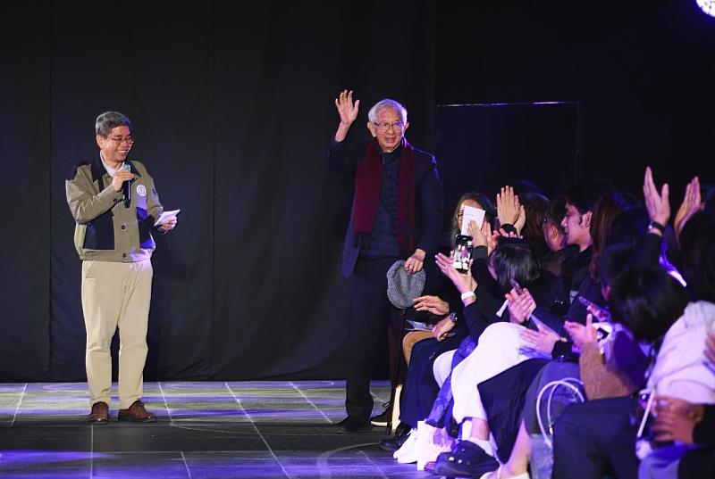 實踐大學李孟晃副校長介紹李遠哲院士。