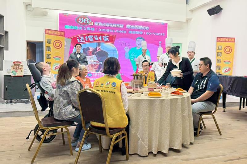 羅東高商準備熱騰騰年菜，由游政恩同學（圖右）進行上菜秀，讓現場貴賓品嘗美味佳餚，感受年節團圓氛圍。（圖由永慶房產集團提供）