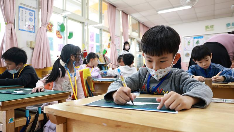 「勇士傳單製作」學生專注用畫筆修復大地傷痕。