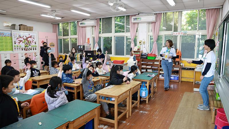 「環保勇士爭霸賽」機智問答學生踴躍舉手。