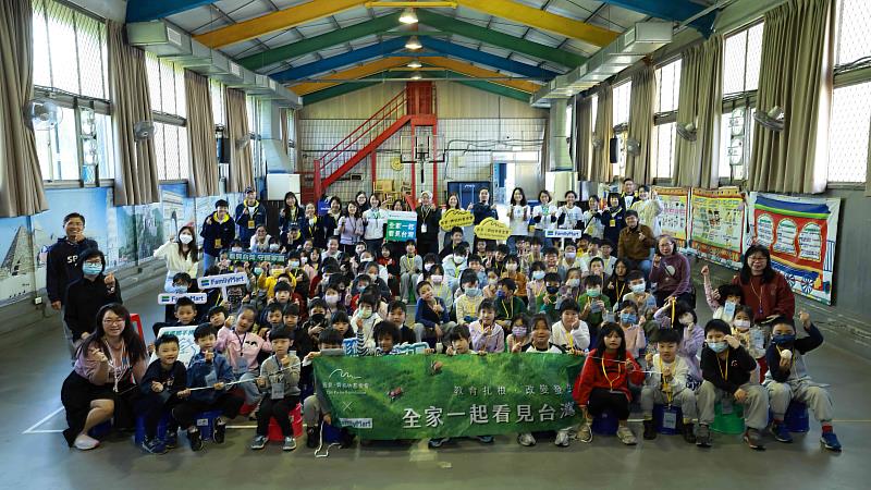 育英全校師生一起參與本次全家環教活動。