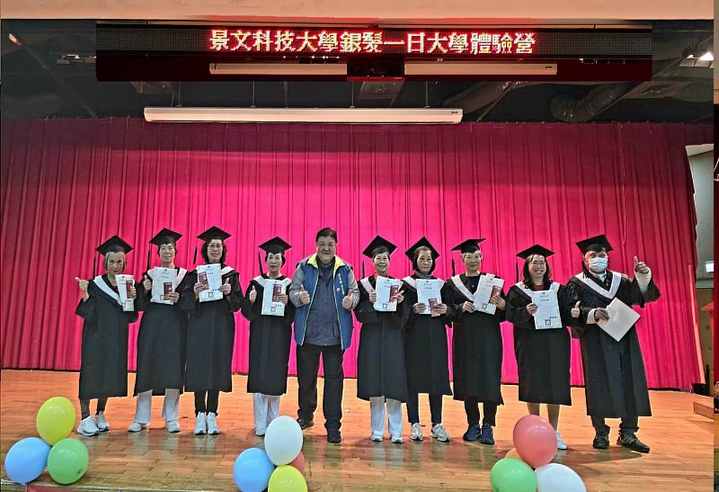 結業式時，耆老們穿起學士服，由課指組王忠孝組長頒發活動參加證書與一元復始、馬到成功小紅包。