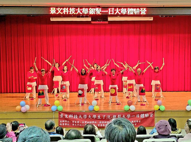 社區表演最炫民族風環保水桶鼓、吉魯巴粉紅色的回憶及倫巴濛濛細雨憶當年社交舞、最貴是健康與夏夜恰恰排舞等,生動活潑的表演,現場洋溢熱鬧。
