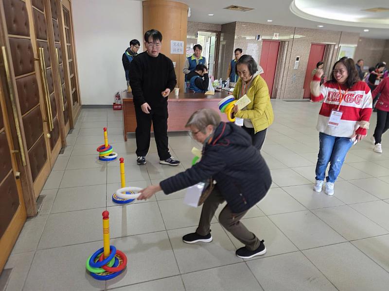 活動安排了套入幸福套圈圈、 步步高升疊杯樂、神馬都好丟球球、幸福加碼投分數及畫紅包等闖關蓋章遊戲關卡。