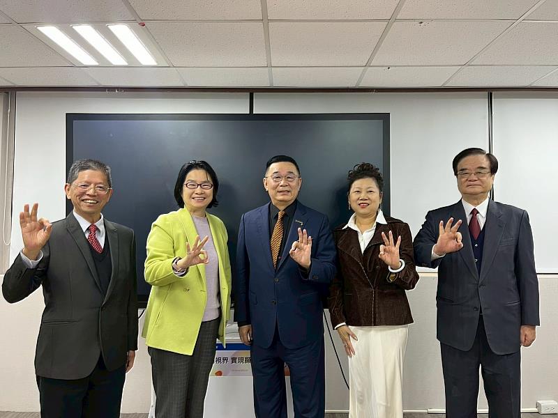 左至右為台大保險經紀人股份有限公司陳亦純、台灣尤努斯基金會董事長蔡慧玲、典華幸福機構董事長林齊國、台灣尤努斯基金會執行長王絹閔、台灣尤努斯基金會榮譽顧問林忠生共同合影。