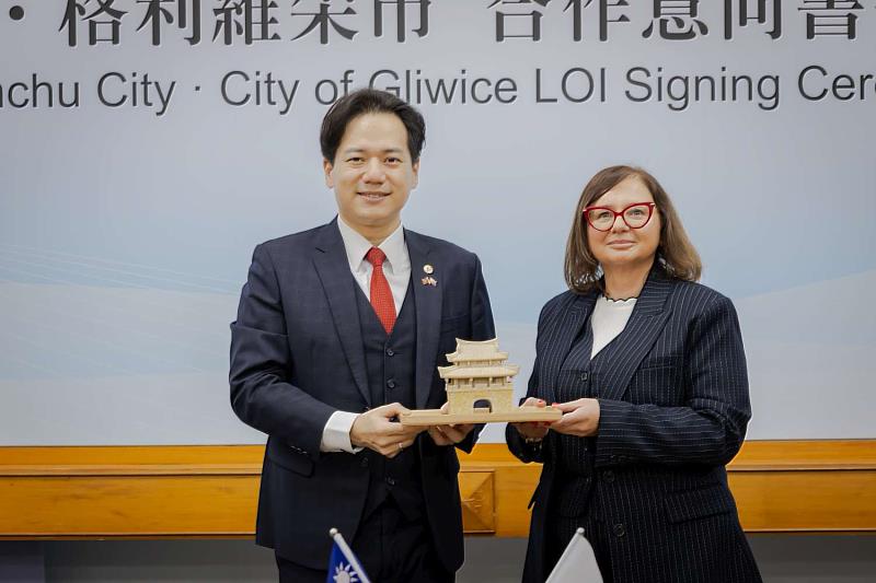 副市長邱臣遠贈波蘭格利維采市副市長竹市古蹟石雕「竹塹城」。