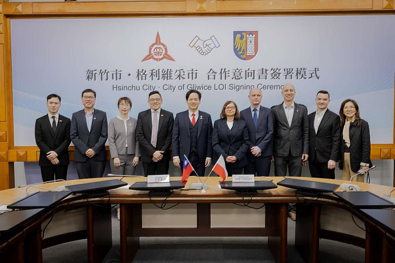 波蘭格利維采市拜會市府合影。