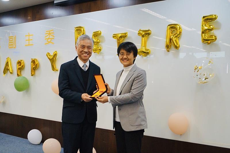 客委會古秀妃主委親自頒發行政院「特等服務獎章」、「一等功績獎章」予范佐銘副主委。