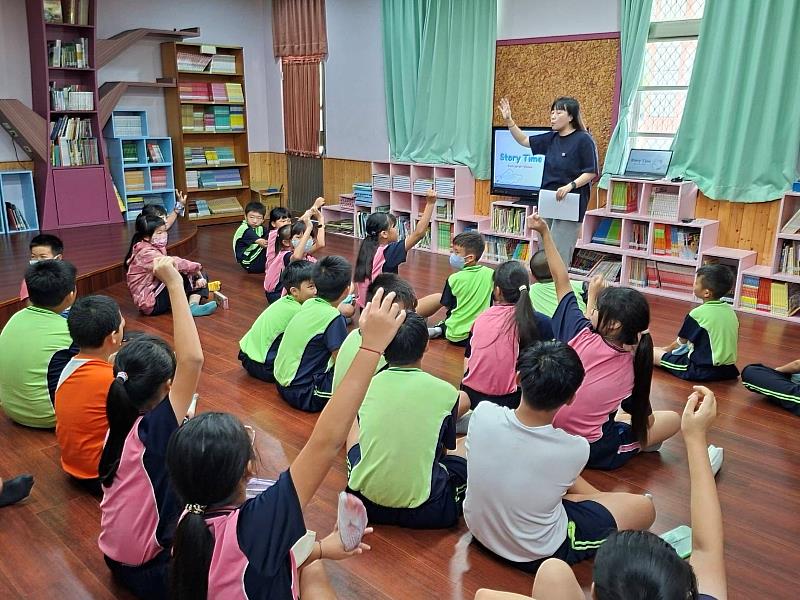 英語繪本課堂提問引導:南臺科大師資生運用引導式提問與互動回饋,營造情境式英語學習。