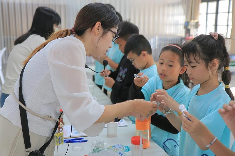 海蚵豆舞奇幻旅程：學童操作彈珠碰撞活動，觀察彈珠因慣性而將能量逐顆傳遞，理解「碰撞—能量轉移」的科學概念。