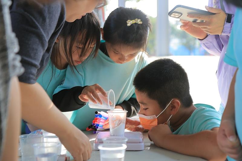冰鹽歷險記：南臺科大師資生引導學童以吊冰塊操作進行觀察與討論，連結冰鹽作用與融冰現象。