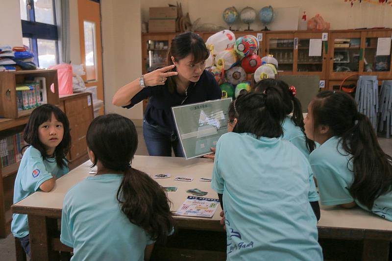 「鯤林秘境：魔法濕地冒險」南臺科大師資生帶領學童透過操作活動探索濕地生態。