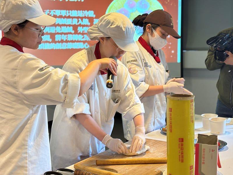 開平餐飲學校年菜專案學生示範工法繁複的「烏金錦花酥」，跳脫傳統冷盤思維，吸引年輕族群目光。開平餐飲學校/提供