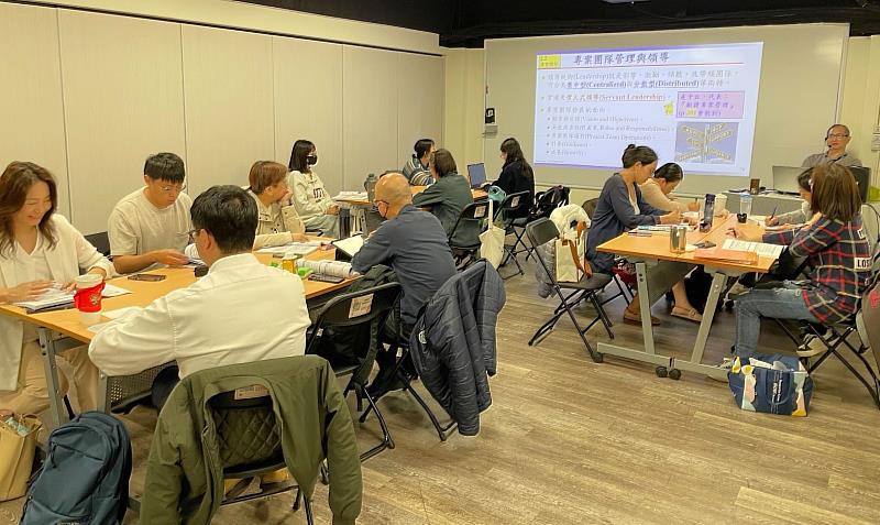 產業人才投資方案補助在職勞工3年10萬訓練費，精進專業能力，提升職場競爭力。