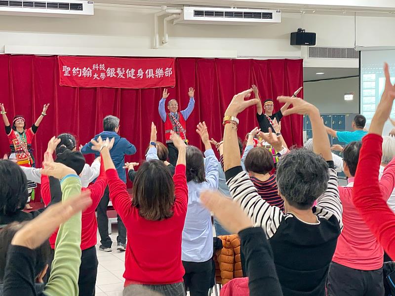 唐彥博校長(左2)除了提供獎金與禮物帶動高潮外,也與大家一起跳舞同歡。