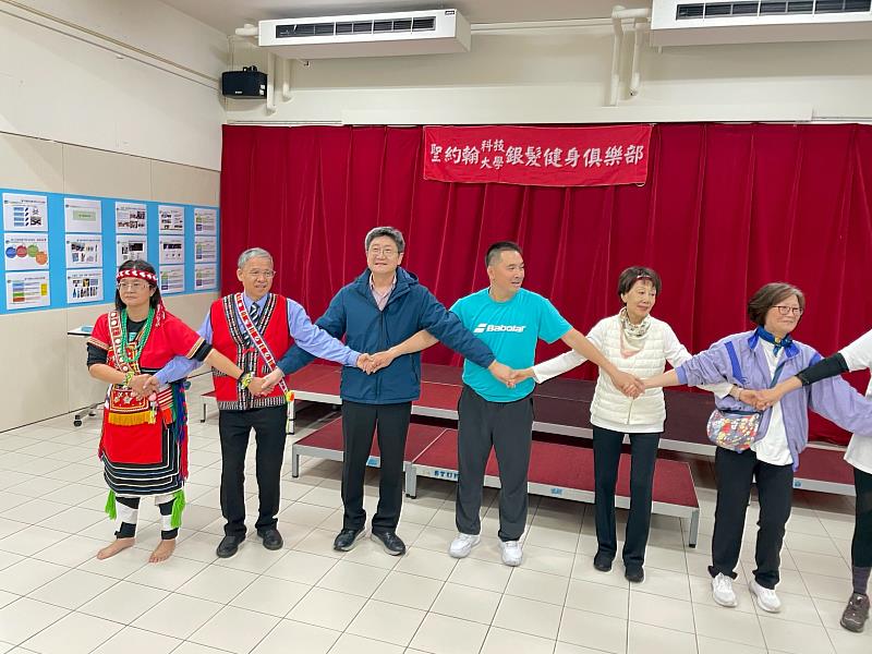 盧詩淇教練(左1)希望透過歲末聯歡,和學員們互相道愛、道謝,向2025年說再見。