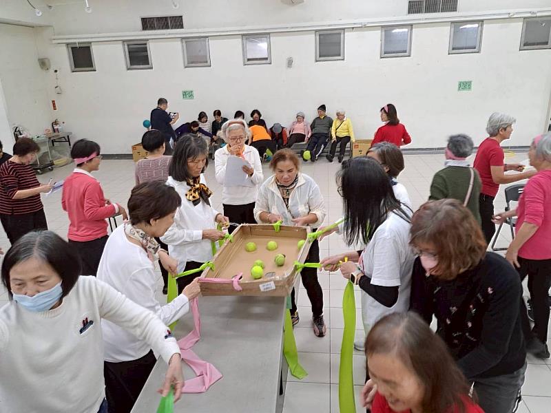 活動設計融入「自主討論與團隊解題」元素，讓學員於遊戲中共同討論、思考、搜尋解答，增進團隊合作與問題解決能力。