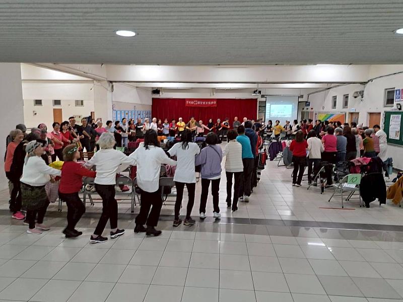 校長帶領80人隨著音樂，繞會場歡慶這一年的成績豐收。