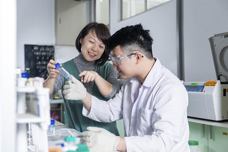 海大黃培安副教授長期深耕臺灣褐藻研發領域。圖為黃培安副教授（左）指導學生褐藻萃取流程。