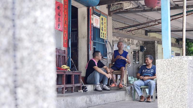 《礦山玩團仔》團員向前輩請教義和堂歷史。