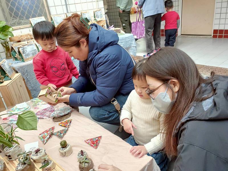 現場也展出孩子的陶土創作。